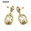 MPE113 brincos clássicos elegantes femininos de comprimento médio estilo palácio retrô com zircônia colorida microincrustada e pérola de água doce
