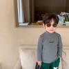 Camiseta Base Versátil para Niños 2026 Estilo Nuevo Primavera y Otoño Versión Coreana para Niños Estampado en Inglés Cuello Semi-Alto Camiseta Elástica de Manga Larga