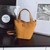 Bolsos de mujer transfronterizos 2026 nuevo bolso cubo coreano de nicho para mujer, bolso de hombro y bandolera de gamuza de alta gama para otoño e invierno
