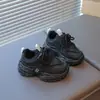 Zapatillas de papá para niños, nuevos modelos de otoño e invierno, zapatillas deportivas para niños y niñas, suela suave antideslizante, ligeras, forradas de felpa, zapatos blancos cálidos
