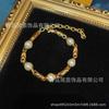 Pulsera de Diseño Francés de Lujo Ligero Cobre Chapado en Oro Brillante de 18 Quilates con Diseño de Dos Perlas Esmaltadas Moda de Industria Pesada