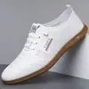 Sapatos Masculinos Brancos Respiráveis para Outono, Slip-On com Solas Macias e Superfície Suave, Sapatos Casuais Planos Versáteis de Cor Sólida para Jovens