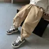 Calças Casuais Finas de Verão para Meninos com Estampa de Letras Estilo Coreano Infantis Elegantes Versáteis Largas Casuais para Bebês e Crianças