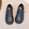 Sapatos de Couro Infantis para Primavera e Outono, Sapatos Pretos com Velcro Mágico, Sapatos Versáteis e Confortáveis de Performance para Meninos, Adequados para Crianças Maiores e Alunos do Ensino Fundamental