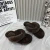 Primeiro Encontro com o Estilo Coreano Outono/Inverno 2026 Novas Pantufas Peludas para Mulheres, Uso Externo, Sandálias de Dedo, Pantufas Peludas com Solado Grosso, Modernas