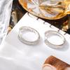Nuevos aretes de lujo elegantes europeos y americanos de cobre con incrustaciones de circonio de tres filas de diamantes huecos con forma de espiga de trigo, aretes avanzados brillantes, anillo para la oreja
