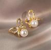 Pendientes de perlas de lujo ligeros para mujer, diseño de nicho, combinables con todo, pendientes vintage elegantes y modernos de 2023.