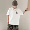 Camiseta de Manga Curta para Meninos, Marca Tendência de Verão, Top de Meia-Manga, Novo Estilo 2026, Camiseta Estilosa Estilo Coreano para Crianças de Meia-Idade e Grandes, Roupa de Verão