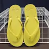 Chinelos Femininos para Exterior 2023 Novo Verão Tendência Estilo Coreano Planos Antiderrapantes Sapatos de Praia Sandálias para Casal Celebridade da Internet