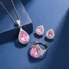 Conjunto de joias de luxo com textura nobre e pedras preciosas de zircônia rosa, azul e verde, estilo comércio exterior da Amazon, com três ou quatro peças: anel e colar.