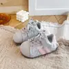 Zapatillas de entrenamiento alemanas de moda para niñas 2026 nuevos zapatos deportivos para otoño e invierno, zapatos casuales infantiles de princesa con lunares y puntera de concha