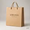 La fábrica de origen ofrece bolsas de regalo y bolsas de mano de papel kraft engrosado, personalizables con tus propios diseños, perfectas para recuerdos de boda, compras y uso ecológico.