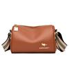 2023 nova bolsa mãe de meia-idade feminina bolsa de travesseiro de couro PU simples para todos os jogos ombro crossbody bolsa pequena bolsa Boston