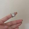 Anillo de dedo abierto con ondas de agua de lujo ligero de alta calidad con rosca ancha retro de estilo transfronterizo europeo y americano.