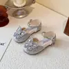 Zapatos de Princesa para Niñas 2026 Verano Nueva Moda Suela Suave Sandalias con Lentejuelas de Cristal y Moño Zapatos de Cuero Pequeños con Estilo para Bebé