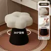 Banqueta de toucador em forma de pétala na cor creme, banqueta de maquiagem giratória 360 graus, banqueta baixa para trocar de sapatos no quarto, banqueta baixa de baixa resiliência com assento macio