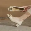 Sapatos de Salto Alto com Salto Bloco e Bico Quadrado Jingang Yl43105 para Mulheres 2026 Novo Outono Versátil Estilo Francês Sola Macia Sapatos de Casamento para Noivas