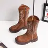 Botas Martin para Meninas 2026 Outono/Inverno Novo Estilo Bordado Infantil Botas de Couro Ocidentais Cowboy Cavaleiro Meio da Panturrilha