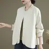 Foto real de la nueva colección otoño/invierno 2026: una chaqueta de trabajo de algodón para mujer, elegante y artística, con diseño de cuello alto