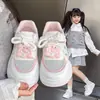 Tênis de malha esportivo para meninas 2026 primavera/verão novo tênis infantil branco de malha respirável sapatos da moda para meninas