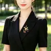 Nuevo broche de flor de ciruelo nacarado estilo chino, broche de flor de perla tradicional, venta al por mayor desde fábrica para broches de traje y abrigo
