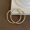 Brincos de Argola Simples com um Toque de Nicho e Alto Padrão, Cor Dourada, Brincos Circulares Elegantes, Estilo Europeu e Americano, Exagerados, Minimalistas, Acessórios Versáteis para Outono e Inverno