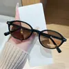 Novos Óculos de Sol da Moda Estilo Coreano com Armação Oval e Tachas Metálicas, Óculos Unisex Versáteis e Modernos, Óculos Gatinho Retrô Atacado