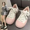 Tênis brancos de sola grossa femininos, novo modelo outono 2026, sapatos fofos chunky versáteis com estampa de estrela, tênis casuais esportivos, modernos