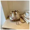 Bolsa de mão retrô moderna transfronteiriça para mulheres, nova bolsa tipo balde estilosa de alto valor, bolsa de ombro e transversal versátil de nicho