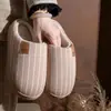Zapatillas de algodón a rayas sencillas para uso en casa, nueva colección otoño/invierno 2026, con suela suave, forro de felpa y diseño antideslizante para mayor calidez y comodidad.