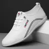 Zapatos casuales de cuero suave para hombre al por mayor, suela suave, cómodos, combinan con todo, slip-on, mocasines ligeros, zapatos tipo frijol de moda