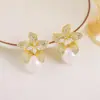 Pendientes de Botón de Piedra Vintage Estilo Francés Flor de Lis Perla, Pendientes Deslumbrantes de Lujo Ligero Nicho Gama Alta, Pendientes para Mujer Exquisitos y Finamente Elaborados