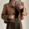 Chaqueta de cuero y terciopelo simple versátil estilo coreano para mujer, nuevo diseño corto con sentido de diseño, chaqueta de nicho, color caqui