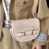 Essenciais para o Trajeto Super Quentes Bolsa Tote Pequena Feminina 2026 Nova Outono Retrô Textura Trançada Ombro Único Transversal Bolsa Sela