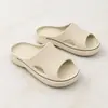 Chinelos masculinos de design minimalista, modernos e populares, com material EVA para uma sensação confortável e acolchoada, solas grossas para durabilidade, propriedades resistentes a odores, respirabilidade e aderência antiderrapante