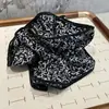 Scrunchie Floral Pequeno Romântico Retrô Francês de Quatro Camadas Superdimensionado com Toque de Luxo para Penteados de Coque, Acessório de Cabelo para Mulheres