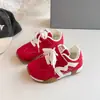 Zapatillas de entrenamiento Adidas para niños estilo coreano con bloques de color, nueva colección otoño 2026, zapatillas deportivas ligeras para niños, zapatillas casuales para niñas