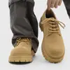 Botas derby transfronteiriças, nova coleção de outono, coturnos de cano baixo para homens, botas de trabalho retrô, com sola grossa, que aumentam a altura, respiráveis e feitas de camurça.