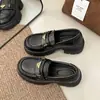 Sapatos Baixos Versáteis de Salto Grosso 2026 Plataforma Aumentadores de Altura Estilo Britânico Sapatos Pequenos de Couro para Mulheres Primavera Bico Redondo Retrô Preto