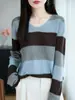 Nuevo suéter de punto para mujer, de lana de hilo fino para otoño e invierno, con rayas anchas, bloques de color, cuello en V, casual, versátil, con diseño calado