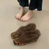 Sapatos Femininos Slip-On Retro de Camurça com Forro de Lã Aumentadores de Altura Interna, Novos Sapatos Peludos de Bico Quadrado Outono/Inverno 2025