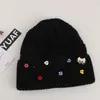 Gorro de punto de estilo coreano con botones de colores y estampado de gatos, un gorro de invierno dulce y versátil para niñas, con un diseño lindo que te hace lucir más joven y te mantiene abrigada.