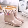 Botas de lluvia para mujer antideslizantes cortas zapatos de agua moda cálidas botas de agua para adulto zapatos bajos de goma botas de lluvia forradas de felpa entrega de una sola pieza