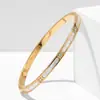 Popularidad Transfronteriza Personalidad Estilo Europeo y Americano Joyería de Mano de Lujo Ligero Nicho para Mujer Sensación de Alta Gama Diseño Incrustado con Pedrería Elegante Pulsera de Acero de Titanio