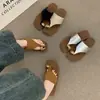 Chanclas de Dedo con Hebilla Metálica Francesa para Mujer, Verano, Uso Exterior, Nuevas 2026, Sandalias Planas de Suela Suave, Estilo Vacacional