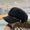 2025 Nuevo Otoño e Invierno Boina Octagonal de Artista Retro para Mujer que Favorece el Rostro Gorro Pequeño de Lana Versátil Gorro de Pico de Pato