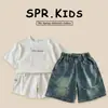 Conjunto de Manga Corta con Estampado de Letras para Niños 2026 Verano Nuevo Elegante Camiseta y Shorts Estilo Coreano Shorts de Mezclilla Rotos