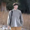 Nova coleção outono/inverno 2025: Suéter de tricô casual retrô americano, gola V de caimento relaxado, peça de outer wear de cor sólida para homens