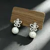 Pendientes de flor de plata de alta gama de nicho, elegantes pendientes colgantes de perla de nicho para mujer, clips para orejas no perforadas, joyería de oreja versátil