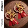 Set completo de ramilletes de boda retro estilo chino, incluyendo un ojal para el novio y otro para la novia, con detalles de fénix dorado y perlas, perfectos como accesorios de boda